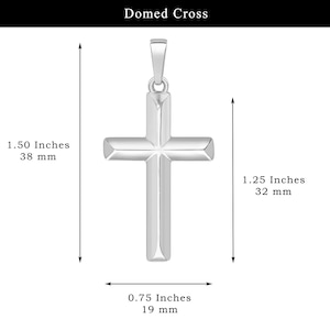 以下が含まれることがあります： 光沢のあるシルバーのドーム型クロス ペンダント。クロスは長さ3.8cm、幅3.2cm、厚さ1.9cmです。ペンダントにはチェーン用のループがあり、上部には「Domed Cross」という文字があります。