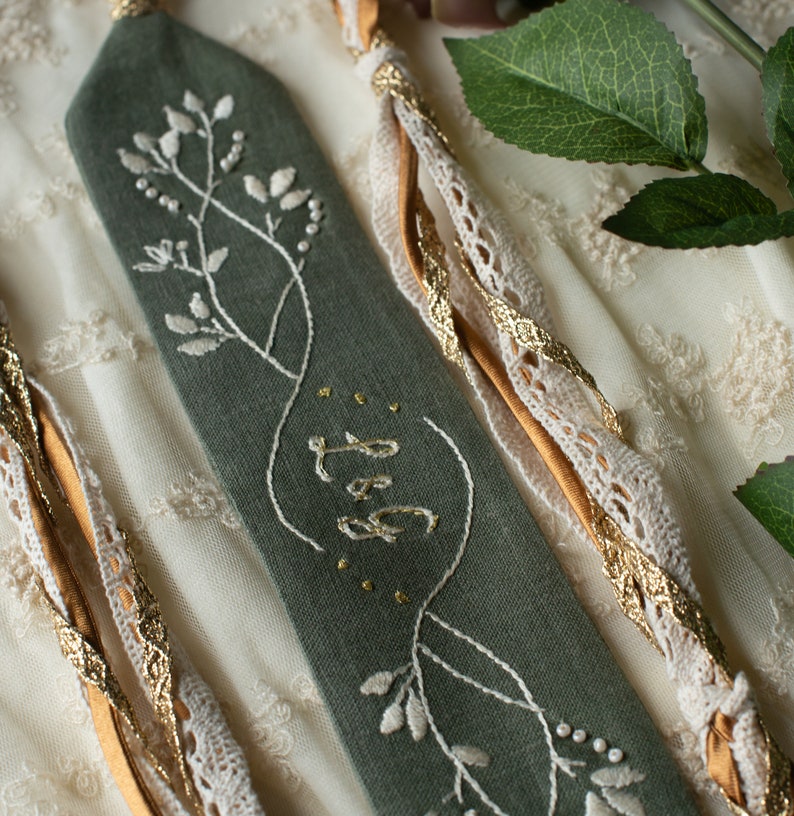 Cordon de fixation floral vert forêt et argent brodé à la main païen cérémonie de mariage parure lin corde personnalisé sur mesure image 2