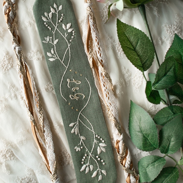 Cordon de fixation floral vert forêt et argent brodé à la main - païen - cérémonie de mariage - parure - lin - corde - personnalisé - sur mesure