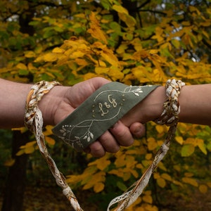 Cordon de fixation floral vert forêt et argent brodé à la main païen cérémonie de mariage parure lin corde personnalisé sur mesure image 3