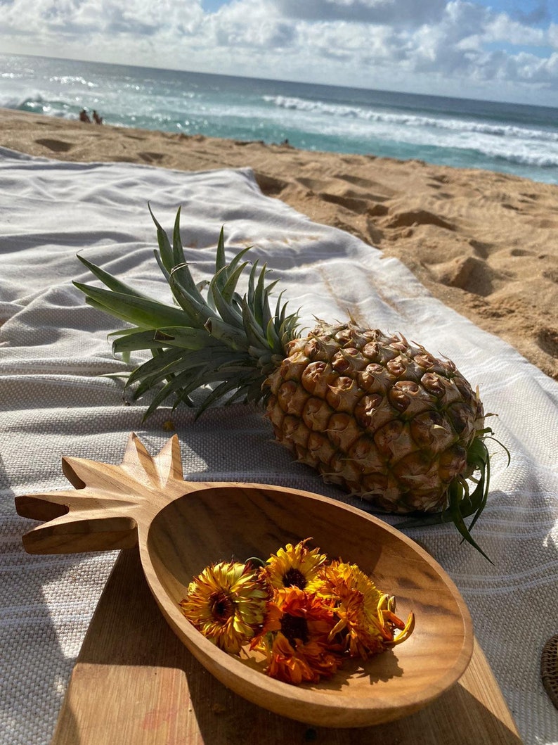 Pineapple-shaped snack bowl during a beach picnic