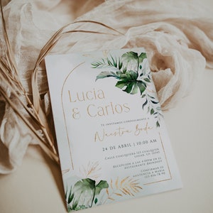 Emerald green gold tropical leaf boho wedding invite in spanish, invitaciones de boda imprimibles en español con follaje de monstera - C256