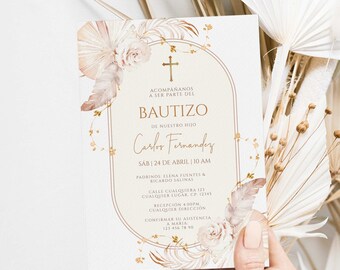 Peut inclure: Une invitation de baptême beige et or avec un motif floral. L'invitation comprend le texte "Bautizo" et le nom "Carlos Fernandez".