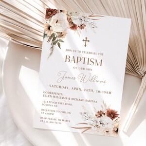Könnte beinhalten: Eine rechteckige Taufeinladungskarte mit einem Blumenarrangement aus weißen und rostfarbenen Blüten in den oberen und unteren Ecken. Der Text lautet: JOIN US TO CELEBRATE THE BAPTISM OF OUR SON James Williams SATURDAY, APRIL 24TH, 10:00AM.