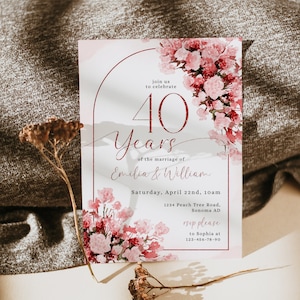 Può includere: Un invito per il 40° anniversario con sfondo bianco, fiori rosa e testo. L'invito include i nomi Emilia & William, data, ora, indirizzo e informazioni RSVP.