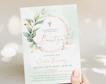 Peut inclure: Une invitation de baptême verte et dorée avec une couronne aquarelle et une croix. L'invitation indique "Acompañanos a ser parte del Bautizo de nuestro hijo Carlos Fernandez Sabado 24 de Abril | 10:00 AM Padrinos: Elena Fuentes & Ricardo Salinas Calle Cualquiera 123 Cualquier Lugar, CP: Recepcion 4:00PM. Cualquier Direccion Confirmar su asistencia a Maria 123 456"