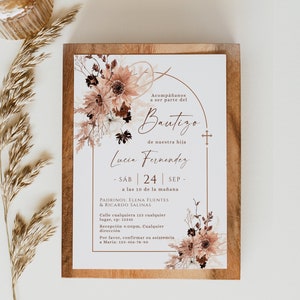 Personalised bohemian baptism invitation template in spanish, invitación con flores beige religiosa para el bautizo de nuestro hiya -C026