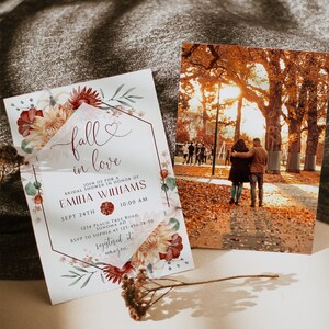 Puede incluir: Dos tarjetas impresas. Una es una invitación a una despedida de soltera con detalles florales y el texto "fall in love". La otra es una fotografía de una pareja en un parque. Flores secas en primer plano.