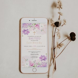 Española digitale uitnodiging bautizo niña, dooptekst uitnodigen smartphone Spaans, roze paarse bloemen & vlinders doopuitnodiging -C344