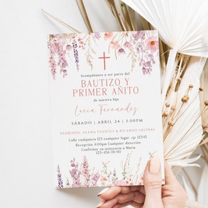 Puede incluir: Una tarjeta de invitaci&oacute;n floral rosa y morada con una cruz blanca y el texto "Bautizo y Primer Anito" para un bautizo y una fiesta de primer cumplea&ntilde;os. La tarjeta tambi&eacute;n incluye el nombre "Lucia Fernandez", la fecha "Sabado Abril 24", la hora "3:00PM" y los nombres de los padrinos "Olena Fuentes & Ricardo Salinas".