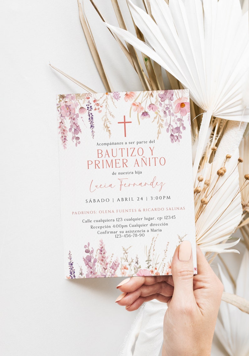 Puede incluir: Una tarjeta de invitaci&oacute;n floral rosa y morada con una cruz blanca y el texto "Bautizo y Primer Anito" para un bautizo y una fiesta de primer cumplea&ntilde;os. La tarjeta tambi&eacute;n incluye el nombre "Lucia Fernandez", la fecha "Sabado Abril 24", la hora "3:00PM" y los nombres de los padrinos "Olena Fuentes & Ricardo Salinas".