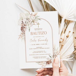 Beige arch bautizo invitation printable in spanish, flores blancas invitacion bautizo en español, boho baptism invitation card decor - C030