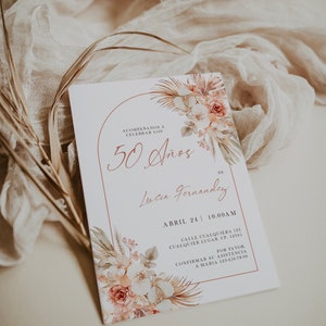 Exotic dusty pink flowers spanish 50th birthday invitation printable, arco con ramos tropicales boho, invitación de 50 años en español -C276
