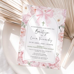 Editable blush pink peonies & bow baptism girl invitation in spanish, peonías rosa y lazo invitación bohemia bautizo niña en español - C441g