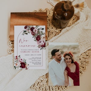 May include: Wedding invitation with a floral design in shades of burgundy and pink. The invitation features the text "Nos casamos" and the names "Carlos + Lucia". The invitation also includes the date and time of the wedding, as well as the address and contact information for RSVP.