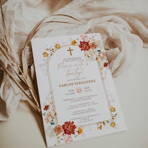 Könnte beinhalten: Eine weiße Einladungskarte mit goldener Umrandung und floralem Design. Der Text lautet "Acompañanos a ser parte del Primer anife & Bautizo de nuestro hijo Carlos Fernandez Sab 24 Abr 202X 10 AM Padrinos: Elena Fuentes & Ricardo Salinas Calle Cualquiera 123 Cualquier Lugar. CP. 12345 Recepcion 4:00PM, Cualquier Direccion Confirmar su asistencia a Maria: 123 456 78 90"