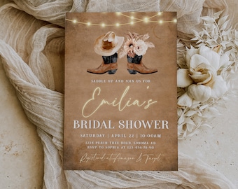 Pode incluir: Um convite rústico de cor castanho com luzes de corda, botas de cowboy e um arranjo floral. O texto diz "Saddle up and join us for Emilia's Bridal Shower, Saturday, April 22, 10:00 AM, 1234 Peach Tree Road, Sonoma, RSVP to Sophia at 123-456-78-00, Registered at Amazon & Target."