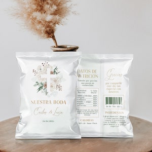 May include: White favor bags with a floral design and a cross. The bags have the text "Nuestra Boda Carlos & Lucia 24.04.2021" and "Gracias por compartir este dia tan especial con nosotros 24 de Abr 2021".