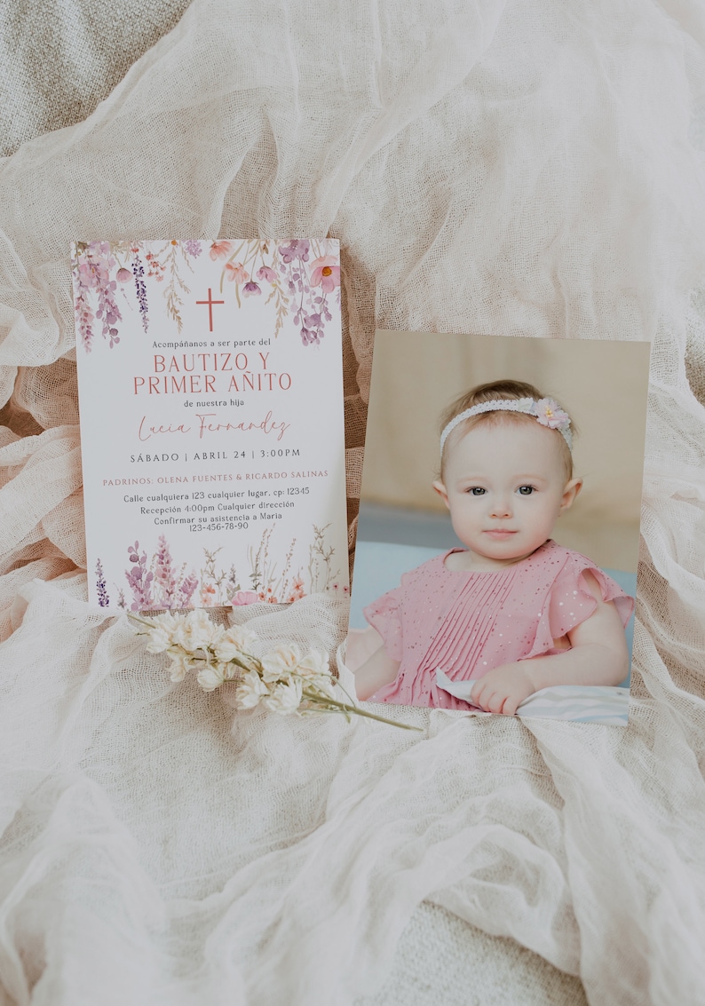 Puede incluir: Una invitaci&oacute;n floral rosa y blanca para un bautizo y un primer cumplea&ntilde;os. La invitaci&oacute;n presenta una cruz, el nombre "Lucia Fernandez" y la fecha "s&aacute;bado 24 de abril, 3:00 PM".