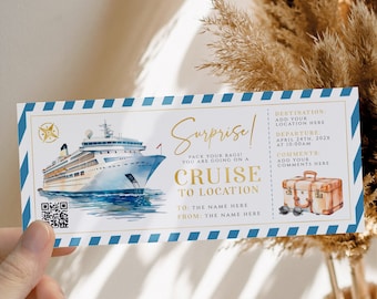 Op de afbeelding: Een blauw en wit cruiseticket met een gouden rand. Het ticket heeft een afbeelding van een cruiseschip en de tekst "Verrassing! Pak je koffers! Je gaat op cruise naar [locatie]". Het ticket heeft ook een QR-code en de tekst "Aan: De naam hier Van: De naam hier".