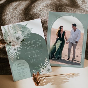 Op de afbeelding: Twee uitnodigingen voor een bruidsdouche. Eén heeft een bloemenontwerp en de tekst "Couples Shower" en "Emilia + William". De andere toont een stel en de tekst "She Said Yes". Beide staan op een lichte achtergrond.