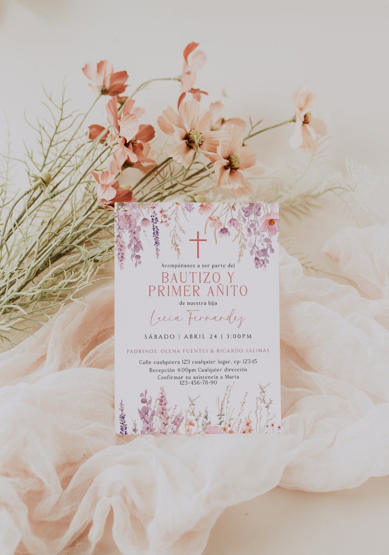 Puede incluir: Una invitaci&oacute;n blanca con detalles florales en tonos rosas y morados. El texto dice "Acomp&aacute;&ntilde;anos a ser parte del Bautizo y Primer Anito de nuestra hija Lucia Fernandez S&aacute;bado Abril 24 | 3:00PM Padrinos: Olena Fuentes & Ricardo Salinas Calle cualquiera 123 cualquier lugar, cp: 12345 Recepci&oacute;n 4:00pm Cualquier direcci&oacute;n Confirmar su asistencia a Maria 123-456-78-90"