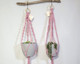 Macetero colgante de macramé rosa empolvado: decoración bohemia para el hogar