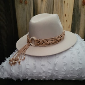 Bande de chapeau en macramé, accessoires de chapeau, enveloppement de chapeau en macramé, bande de chapeau Boho, chapeau Fedora, chapeau, bandeau de chapeau, bande fabriquée à la main pour chapeaux, bande de chapeau Boho Chic