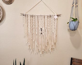 Tapiz de macramé grande con madera flotante: decoración de arte textil boho.