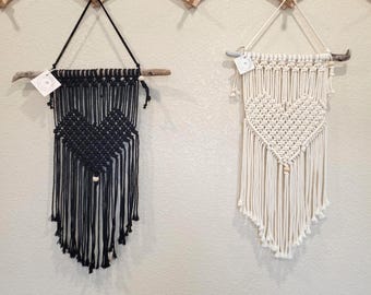 Tapiz de macramé en forma de corazón: Arte bohemio anudado con madera flotante