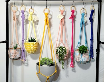 Macetero colgante de macramé sencillo: decoración bohemia con aro de madera