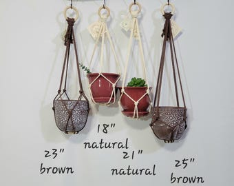 Maceta colgante de macramé sencilla con aro de madera, decoración bohemia para el hogar, lista para enviar