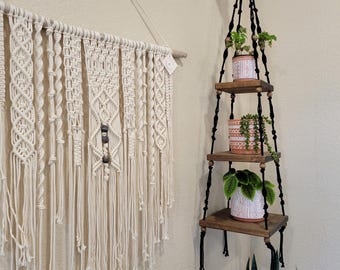 Estante colgante de macramé de tres niveles hecho a mano, madera teñida en marrón