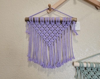 Pequeño colgante de pared de macramé: decoración bohemia, arte de fibra (30,5 x 38,1 cm)