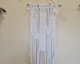 Cactus saguaro de macramé para colgar en la pared: decoración bohemia desértica sobre madera flotante