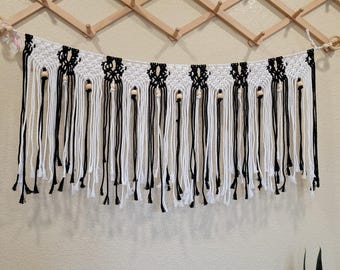 Guirnalda de macramé en blanco y negro, tapiz bohemio (122 x 48 cm), arte bohemio anudado