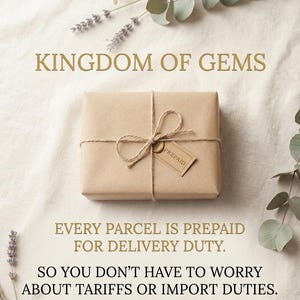 Puede incluir: Una caja de regalo rectangular envuelta en papel marr&oacute;n, atada con cordel fino y con una peque&ntilde;a etiqueta que dice PREPAID. El texto KINGDOM OF GEMS, EVERY PARCEL IS PREPAID FOR DELIVERY DUTY, SO YOU DON'T HAVE TO WORRY ABOUT TARIFFS OR IMPORT DUTIES.