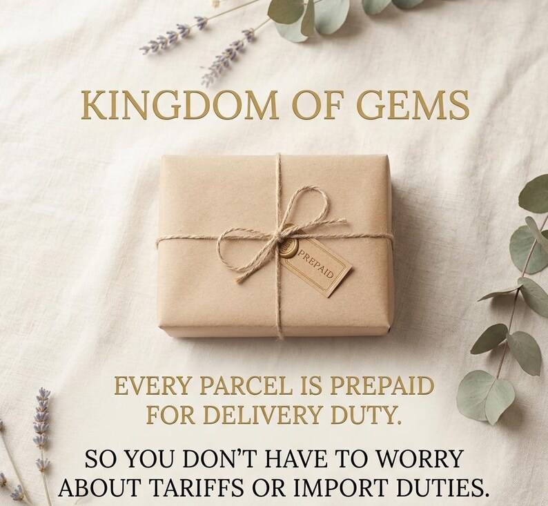 Puede incluir: Una caja de regalo rectangular envuelta en papel marr&oacute;n, atada con cordel fino y con una peque&ntilde;a etiqueta que dice PREPAID. El texto KINGDOM OF GEMS, EVERY PARCEL IS PREPAID FOR DELIVERY DUTY, SO YOU DON'T HAVE TO WORRY ABOUT TARIFFS OR IMPORT DUTIES.