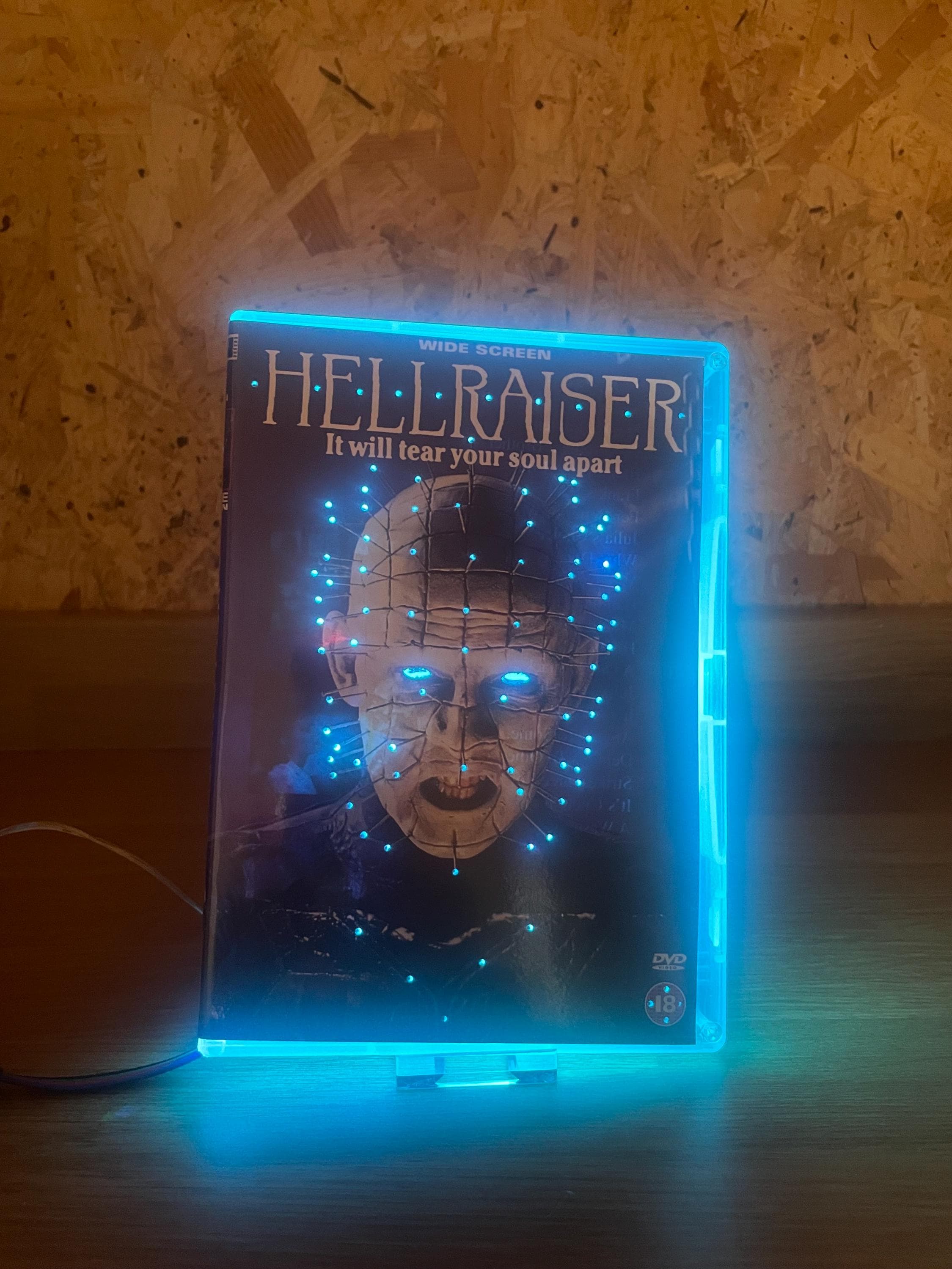 Custodia per DVD riciclata-lampada-lampada da scrivania-luce notturna-Hellraiser-decorazione horror-riciclata-film horror-neon-led-capocchia di spillo