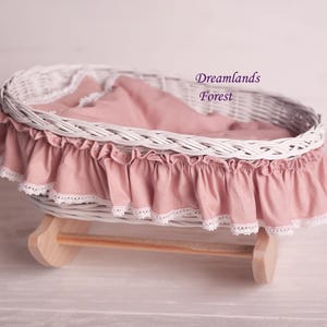 Witte rieten wieg met beddengoed, rieten babywieg, rieten kar, speelgoed voor meisjes, bed voor poppen, fotorekwisiet, kraamcadeau