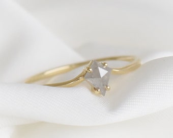 Anel minimalista com diamante sal e pimenta | Anel em ouro maciço com diamante cinza
