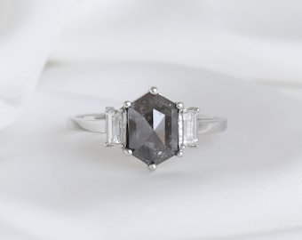 Impresionante anillo hexagonal de diamantes con sal y pimienta / Anillo de diamantes de oro macizo de 14 k