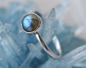 Labradorite 14k Solid Gold Ring | Cabochon Labradorite Dainty Ring