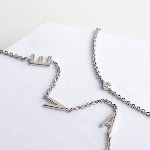 Collar único con tres iniciales / Collar de oro o platino con tres letras y diamante cultivado en laboratorio / Colgante con inicial lateral en plata
