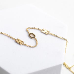 Collar delicado con tres iniciales / Collar de oro o platino con tres letras a elegir / Colgante de inicial lateral de plata personalizado