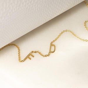 Pulsera personalizada con doble inicial / Pulsera de oro o platino con dos letras a elección / Pulsera plateada con inicial lateral
