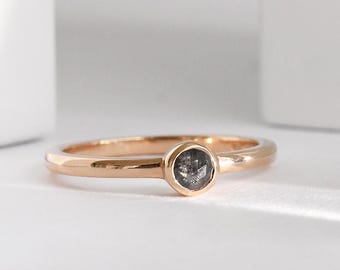 Anillo minimalista con bisel y diamante sal y pimienta / Anillo de oro macizo de 14 o 18 k con diamante gris / Anillo de compromiso de platino