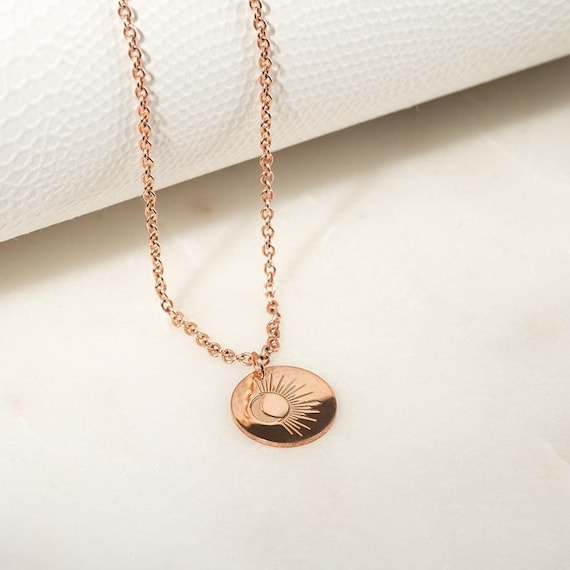 Collana con ciondolo color oro, collana con luna e sole, braccialetto con più ciondoli, collana a mezzaluna, braccialetto in oro massiccio, tante collane con ciondoli diversi - Italia