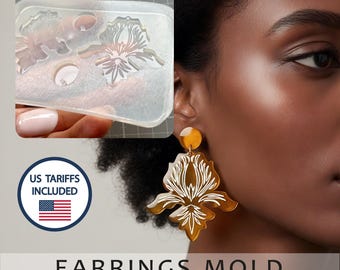 Könnte beinhalten: Eine transparente Silikon-Ohrringform mit Blumendesigns wird in einer Hand gehalten. Ein Paar große, bernsteinfarbene Ohrringe mit weißen floralen Details wird gezeigt. Der Text "EARRINGS MOLD" befindet sich unten.