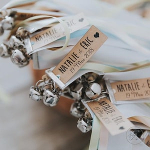 Lintstokje met belletjes en gepersonaliseerd label - Bruiloft